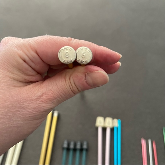 Set of knitting needles: #8, 9mm, 11, 5.5mm, 8mm, (1) #10 metal and wood. - Picture 5 of 10